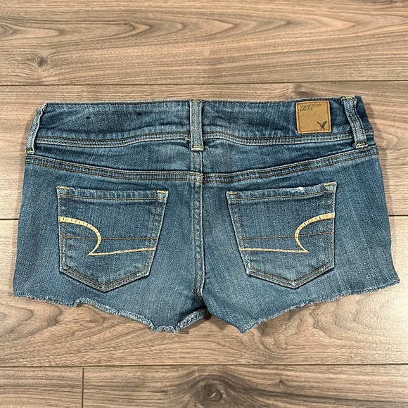 American Eagle stretch fit jean shorts - Size 2 - Picture 2 of 2